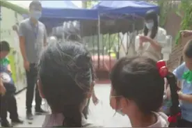 迎接新学期，同学见面一片欢声笑语图片