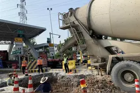 一条通道施工封闭，龚家岭收费站入口拥堵1公里图片