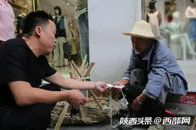 紫阳84岁爷爷进城卖土鸡 要价120元顾客给了150元图片