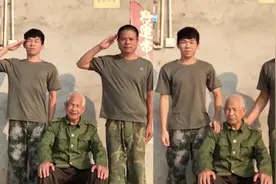 一家三代军人跨越62年家门口合照，爷爷是空军爸爸是侦察兵
