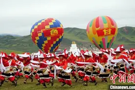 甘肃“青藏之窗”办香巴拉年中盛典：万人锅庄草地狂欢“过大年”图片