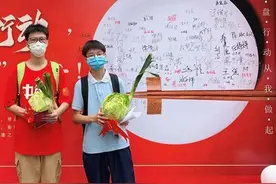 杭州一学校开学礼送白菜大葱图片