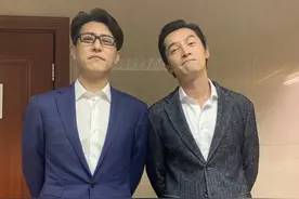 靳东晒与胡歌合影，纪念《伪装者》开播五周年图片