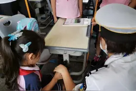 开学上课第一天，孩子们的课桌椅高度调对了吗？图片