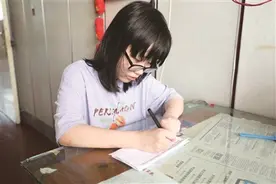 挥动翅膀的女孩图片