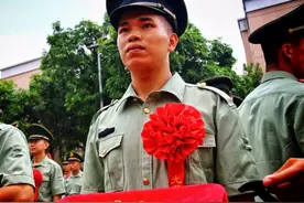 退下橄榄绿，中山30余名退伍老兵敬上最后一个军礼图片