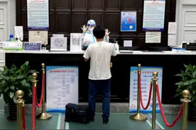 日本记者在中国隔离14天 看医生高温天裹防护服抽血后这样感慨图片