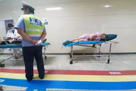 妻子突发疾病，浙江一男子酒后驾车送妻子到医院被查，暖心交警接力送医图片
