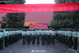 细雨中的告别！脱下军装，你们依然是个兵图片