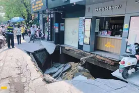 吓人！钦州两店铺门前突然地陷，一电动车被“吞”图片