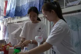 56秒丨大学生返校第一步：收拾宿舍 晒被子还要“抢位”图片