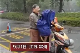 下雨天爷爷护紧孙女自己被浇透，网友：想到自己爷爷了图片
