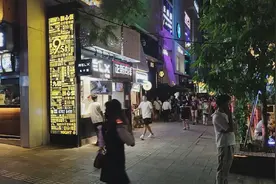 网红城市新风景：街头艺术表演扮靓山城夜生活图片