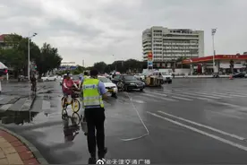 电动三轮车侧翻 注意避让图片