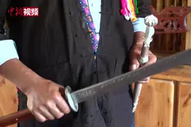 云南“户撒刀王”：一刀砍断22瓶水视频封面