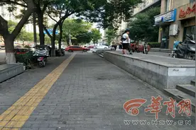 连夜拆除易绊人破损隔离桩59根 未央区太和路存在问题已整改完毕图片