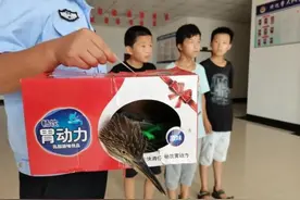 九江公安：我在马路边捡到一只鸟，把它交到警察叔叔手里边图片