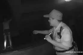 杭州男子深夜报警：有名女子一直在敲门！民警被眼前的景象吓出一身冷汗图片