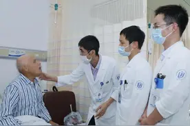 60岁大伯脸上长出“鸭蛋”大肿瘤，一度被拒绝手术，他以为自己没救了……图片