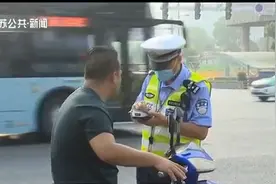 安全不容忽视！严查骑车不戴头盔，查处首日江苏各地多人被罚视频封面