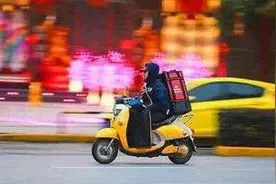 超速、闯灯、酒驾…外卖小哥“以命送餐”，平台不担责？图片