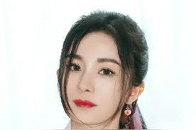 杨幂医生造型曝光 穿白大褂扎粉色挑染高马尾减龄图片