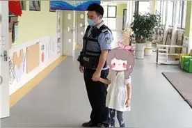真·糊涂爹！爸爸把上幼儿园的女儿错送到小学图片