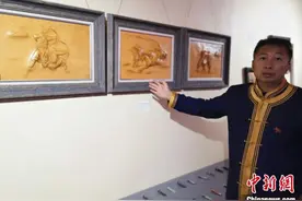 牛皮上的彩色雕刻画图片
