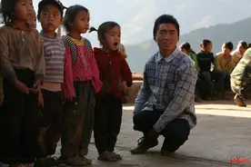 圆梦！他从爬着上学到站着支教图片