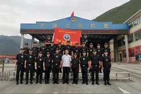 “红蓝对抗”前线，有这样一支由缉毒警察和禁毒教师组成的队伍图片