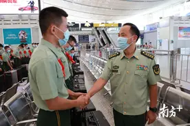 再敬一个军礼！武警深圳支队车站送别老兵图片