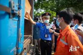 “混装混运”最高罚50万！深圳开展垃圾收运专项执法图片