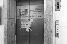 电梯全封停！郑州66岁老太天天爬楼梯：我的物业费去哪儿了？图片