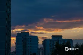 美！今晨北京云层造型各异 太阳光为云朵“镶金边”图片