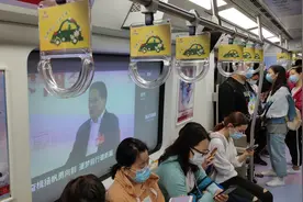 北京地铁车窗变大屏电视 播放视频还提供报站信息图片