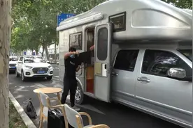 36秒丨开学第一天青岛家长开房车送儿子上学：让孩子舒服点视频封面
