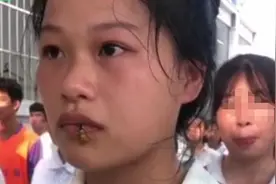 女生军训被马蜂爬嘴一动不动，教官回应：驱赶可能会被蜇，她意志力很强图片