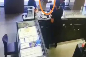 栽了！男子进入玉林一珠宝店佯装购买，抓起黄金首饰就跑图片