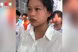 女生军训被蜜蜂爬嘴一动不动 教官：驱赶可能会被蜇 军训结束会给她发荣誉证书视频封面