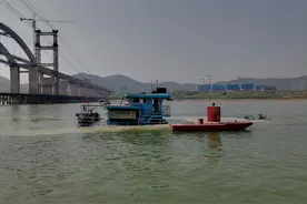突发！梧州西江四桥水域一艘货船触礁沉没，5人获救图片