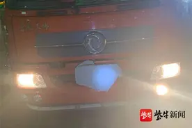大裤衩遮挡车牌，司机称自己很冤枉只是恶作剧图片