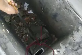 急哭了！女孩口袋里的手机滑落到窨井里，多亏热心人帮忙打捞上来图片