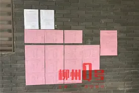 太难了！柳州这个小区老人抱着小孩、扛婴儿车，要爬20多层楼...图片