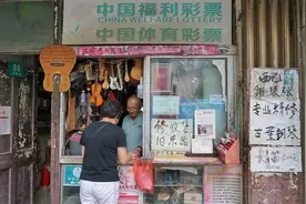 上海修琴老师傅火出圈！“佛系”卖彩票的他，自制夏威夷吉他弹出天籁图片