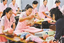 服务业复苏有力带动经济回暖图片
