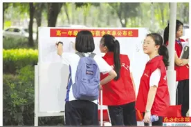 指导报到流程、帮拎行李……图片