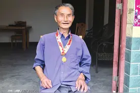 抗战老兵吴孔朴：16岁投笔从戎上战场头部受伤留下后遗症图片