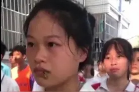 女生军训被蜜蜂爬嘴一动不动，网友吵翻，教官回应图片