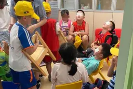 杭州3个班级学生被教室紫外线灯灼伤，官方：电工操作失误视频封面