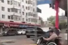 黄昏版速度与激情！俩大爷开电动轮椅街上飙车！目击者：比开车都快图片